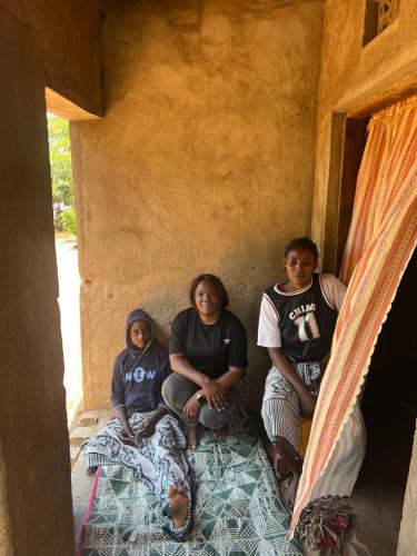 Elizabeth-visited-to-Asha-masouds-home